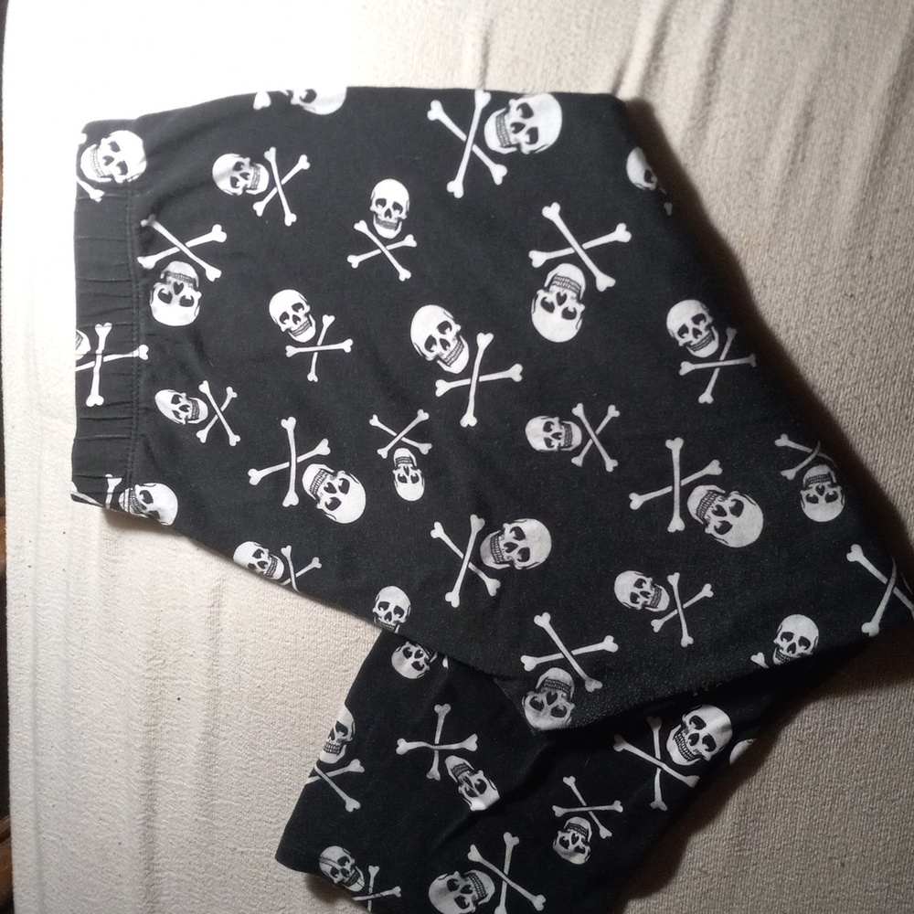 XL skull & crossbones capris leggings - Picture 1 of 6